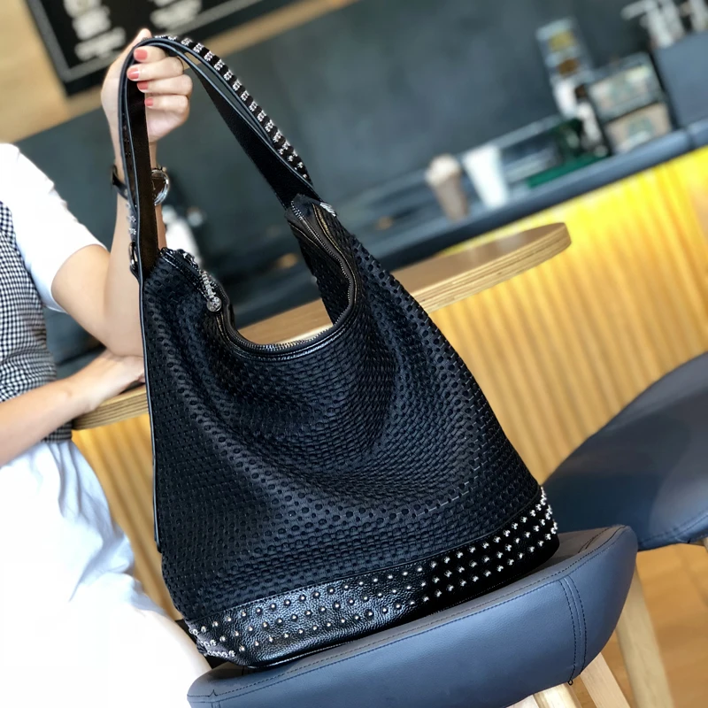 Женская сумка-хобо из натуральной кожи