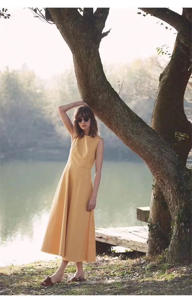 Платье-миди без рукавов с круглым вырезом приталенное боковыми карманами Модное