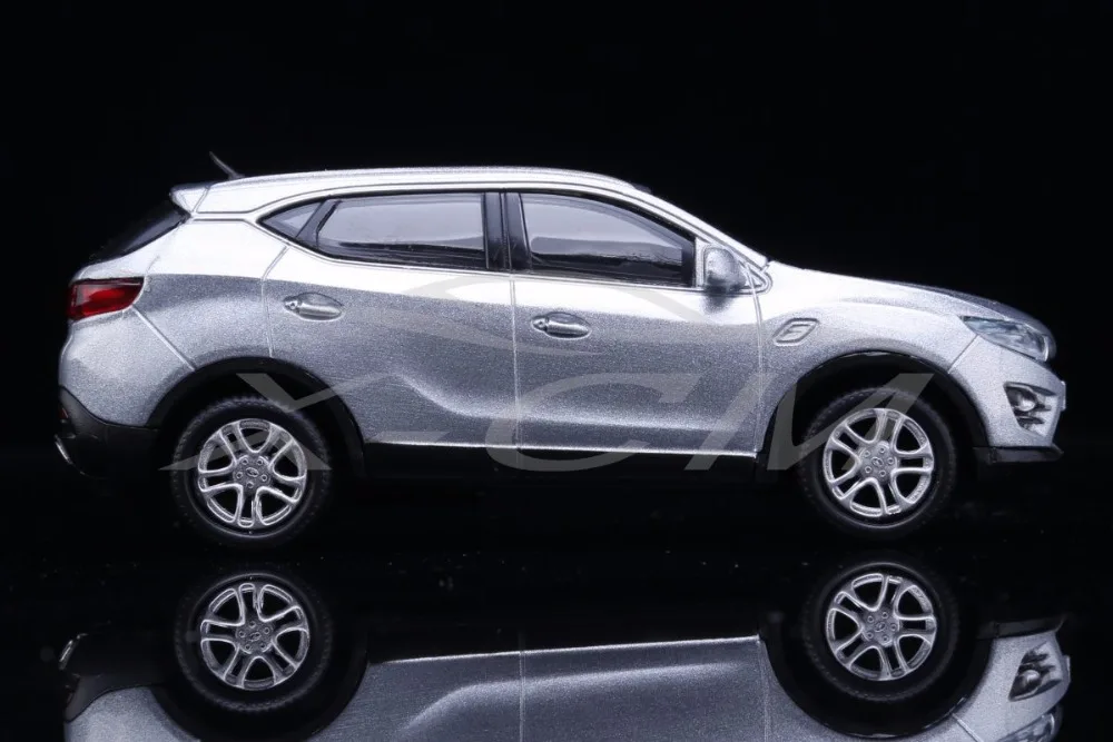 Литая модель автомобиля Soueast Motor DX7 SUV 1:43 (серебристый) имеет фары которые могут