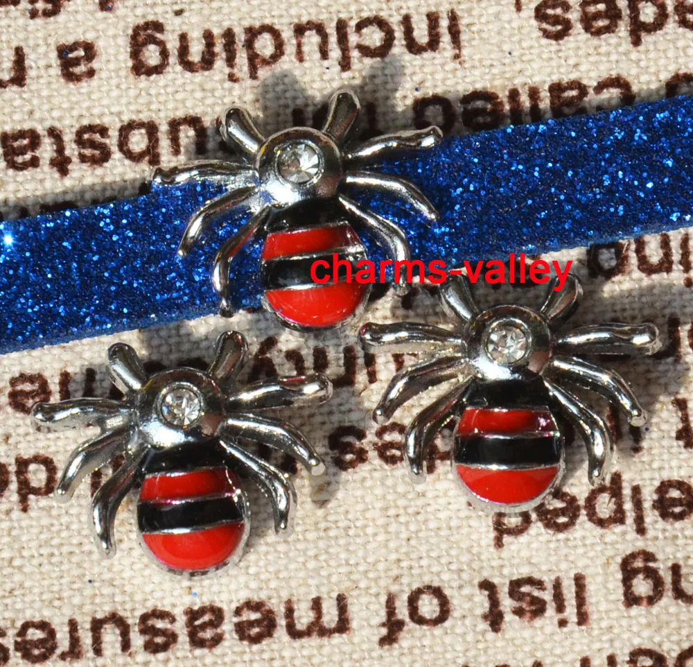 Бесплатная доставка 10 шт. 8 мм эмаль паук слайд амулеты буквы подходят ремни