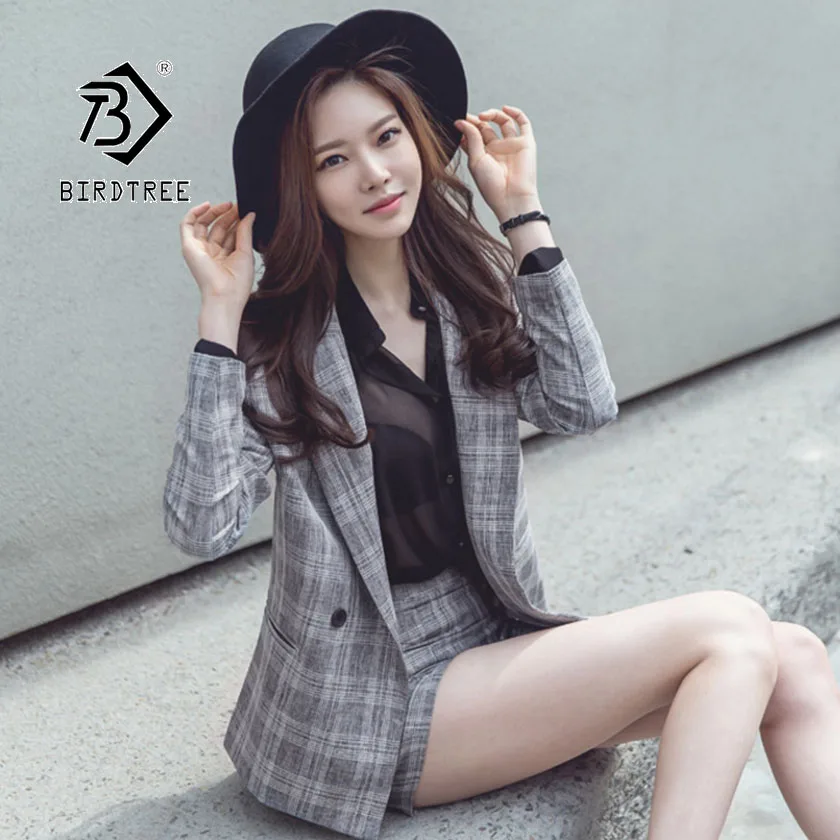 Женский офисный костюм из блейзера и шорт клетчатый комплект двух предметов с