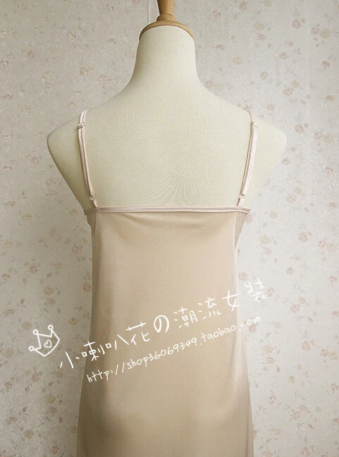 Женское черно-белое вискозное платье-комбинация на тонких бретелях средней