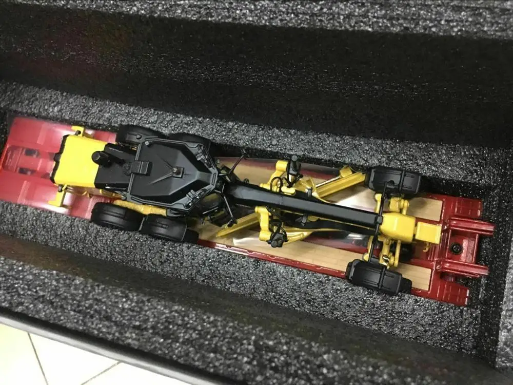 Литой мастеров DM85598 международных Hx520 трактор + низкорамник Cat 12M3 1:50 |