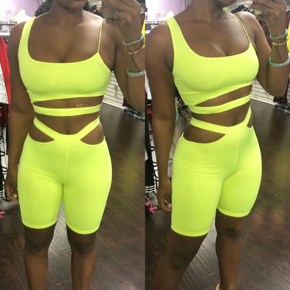 Неоново зеленый топ на одно плечо и шорты бюстье сексуальный спортивный костюм
