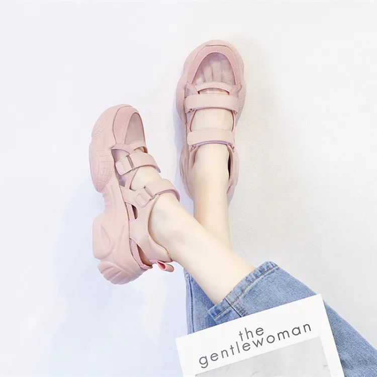 Женские летние сандалии на массивной подошве с пряжкой и открытым носком