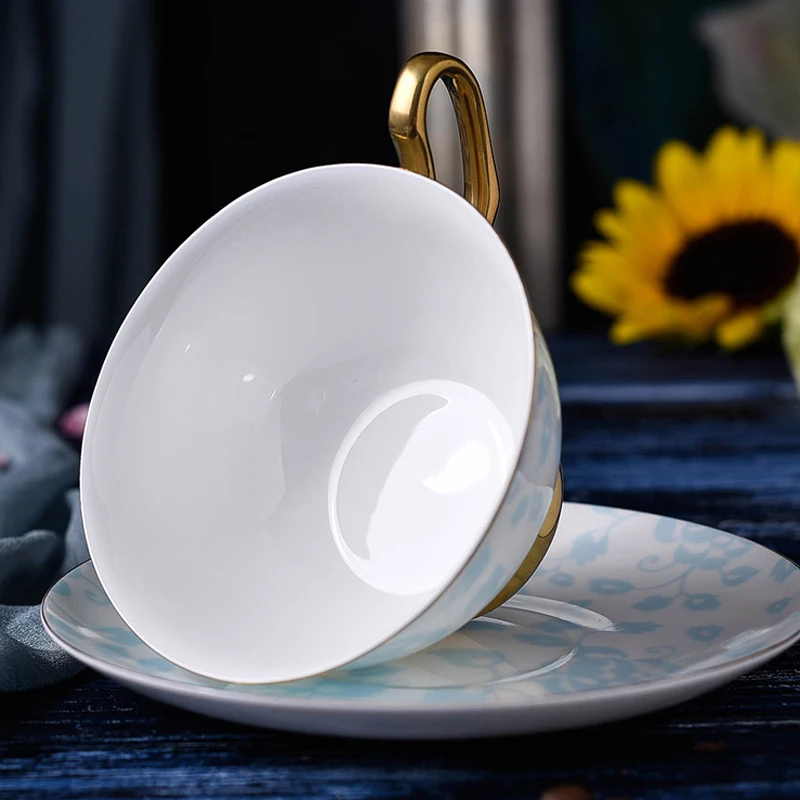 Фарфоровая чайная чашка 200 мл из тонкого костяного фарфора и блюдце в британском
