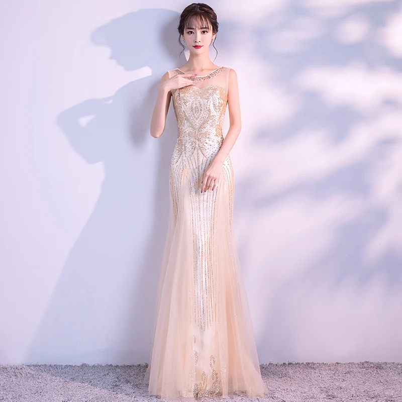 Новые женские студенческие выпускники из шампанского элегантные вечерние