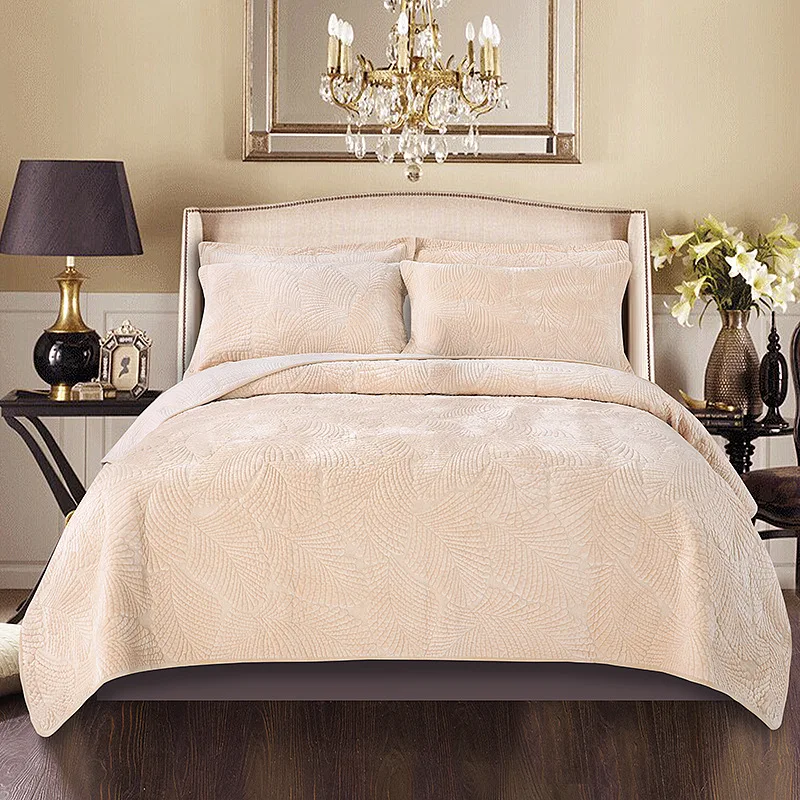 Покрывало из плотного бархата с вышивкой комплект 3 предметов зимнее стеганое