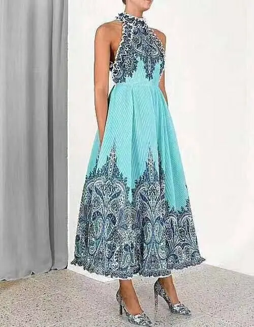 Женское длинное платье с лямкой на шее белое синее вечернее без рукавов открытой спиной в стиле