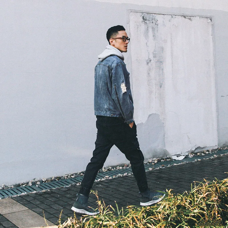 Мужская джинсовая куртка с дырками потертая синяя рваная большого размера на