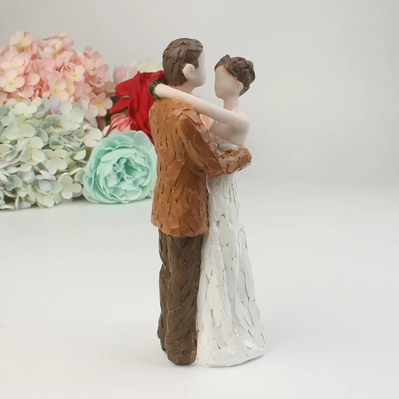 Романтическая круглая Статуэтка жениха невесты на талии с цветами из смолы