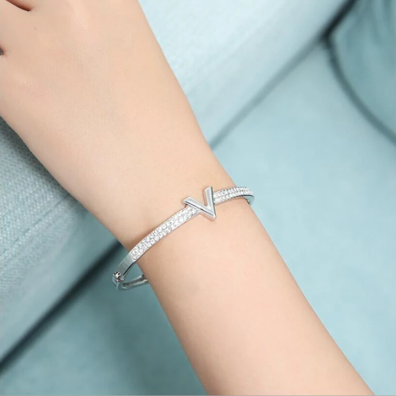 

Rose Gold Bracelet for Women Luxury Letter V Crystal Bangles Pulseira Feminina Fashion Design Rhinestone Arm Cuff Jewelry Gift
