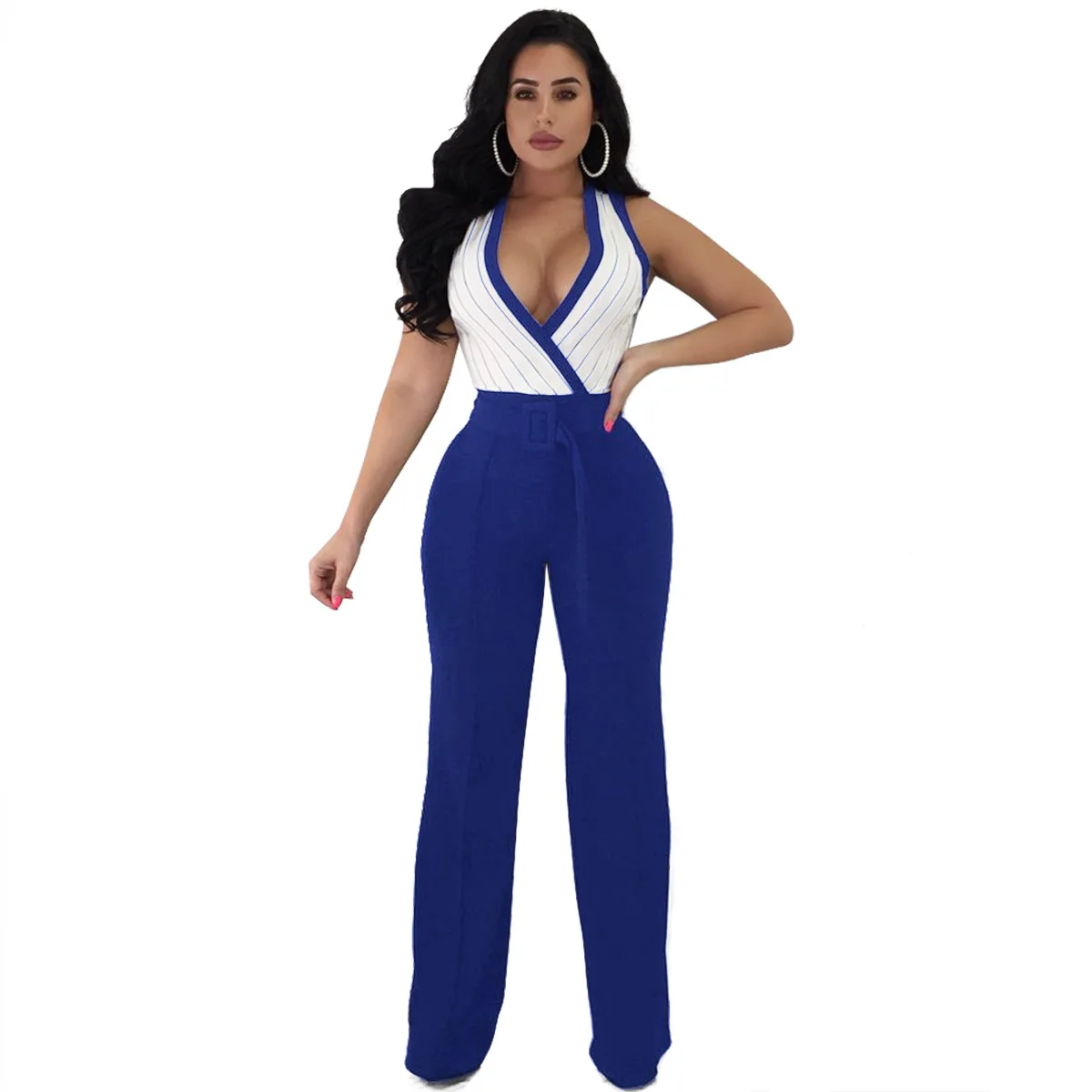 Женский комбинезон с глубоким v-образным вырезом и широкими штанинами поясом