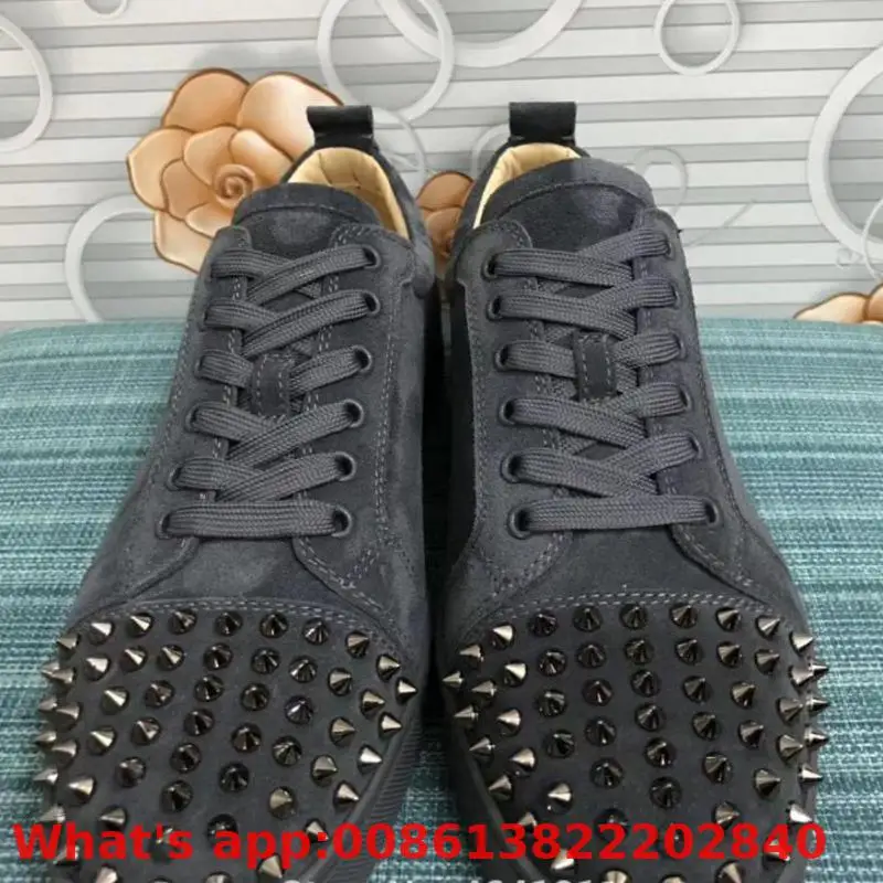 Спортивная обувь на шнурках с красной подошвой мужские низкие серые кожаные