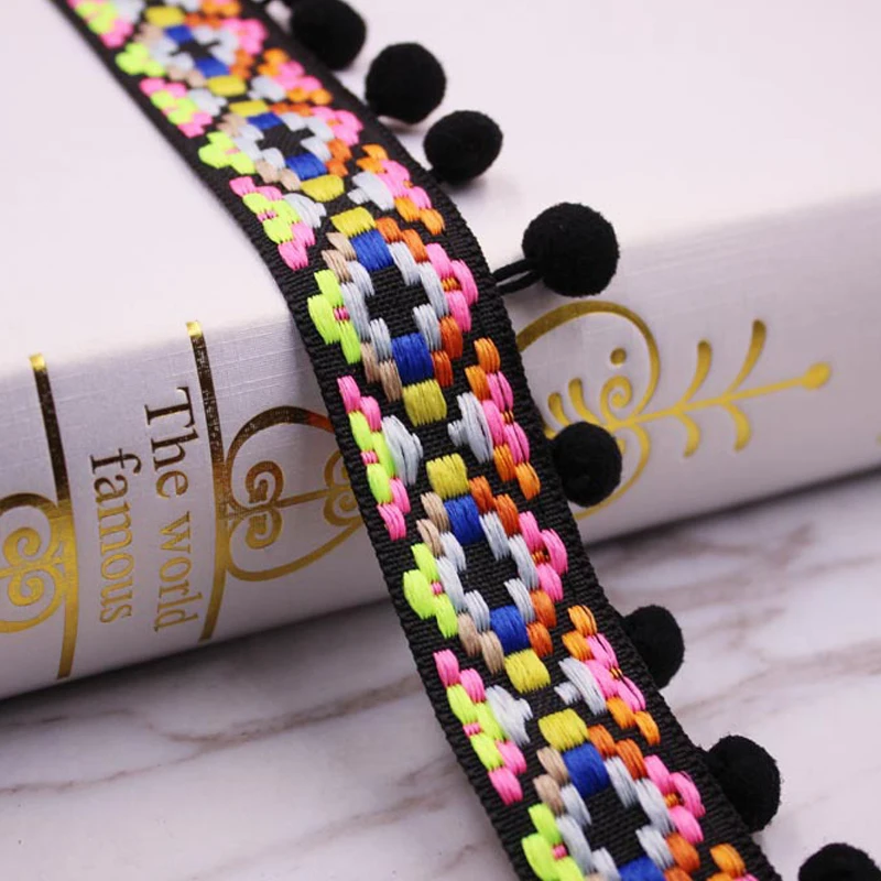 Помпон кисточка с кружевной лентой Ширина 38 мм для самостоятельного пошива