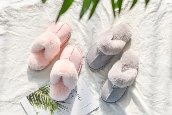 

Latest Mode Winter Safe and Comfortable Solid Color Household Couple Slippers Christmas Winter Shoes with Fur Warm Cotton Mop