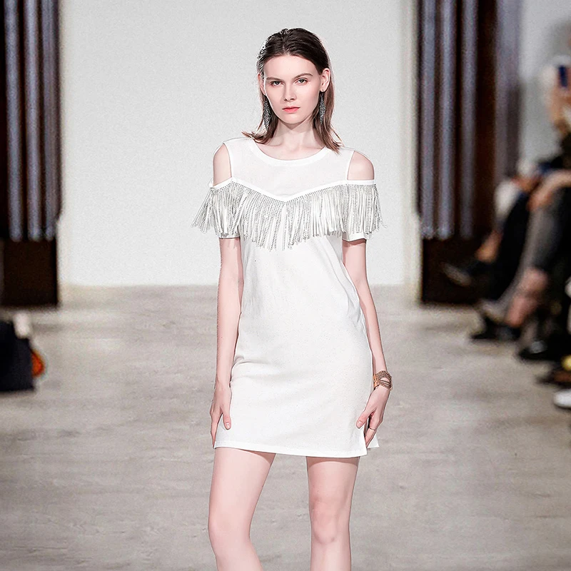 Женское винтажное платье с открытыми плечами черно-белое кисточками и стразами