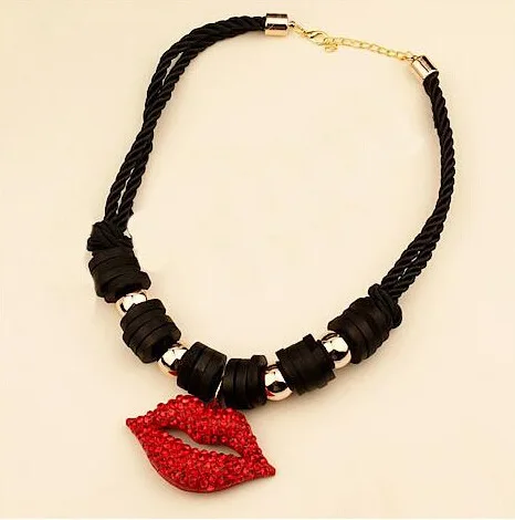Мода преувеличивать пикантные большие красные губы ключицы цепи подвеска на