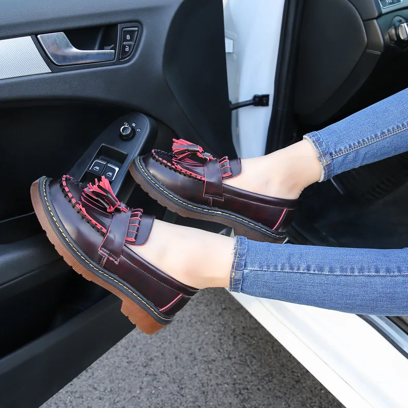 Женские туфли броги с кисточками в английском стиле на плоской подошве из