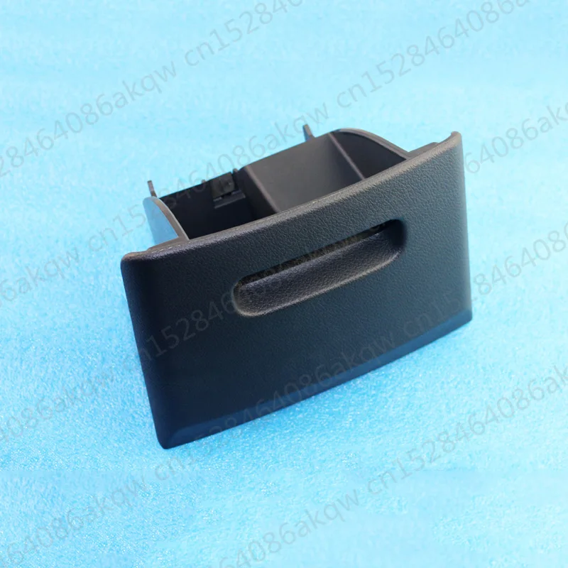 

Rear ashtray Suitable for 2005Fo rdF oc us- Ashtray cover assembly behind the armrest box Central control ashtray assembly