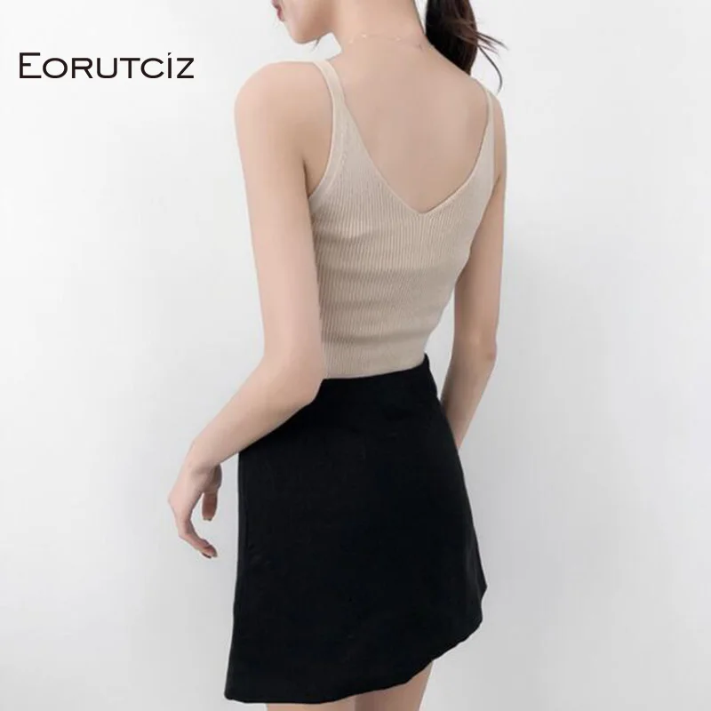Женская Трикотажная майка EORUTCIZ короткая облегающая Базовая черного цвета с