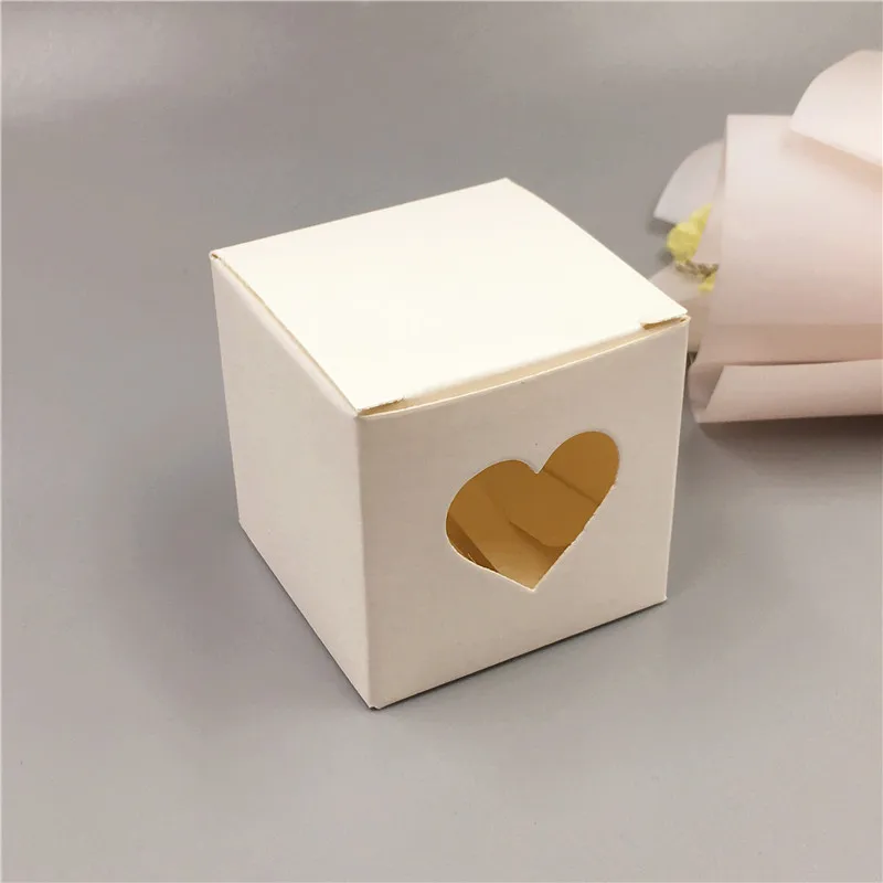 white with heart Маленькая Squrae бумажная коробка белая черная крафт-бумага и красная бумажная Подарочная коробка Упаковка для тортов набор конфет для свадьбы бумажная коробка 5x5x5 см - Цвет: white with heart