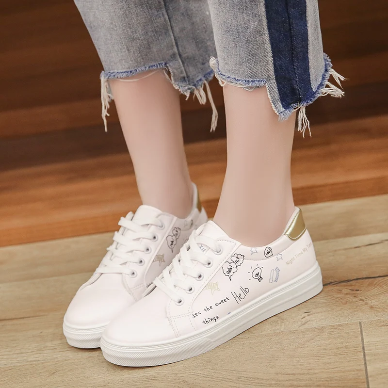 Женская теннисная обувь на шнуровке однотонная Белая из искусственной кожи