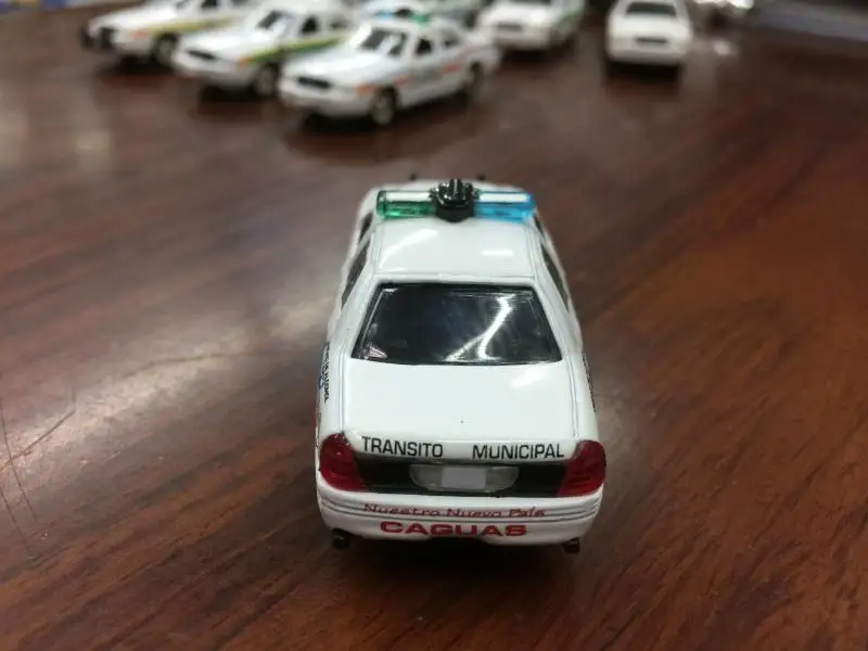 Премиум литой металлический сплав 1: 64 Crown Victoria 2002 Ford Crown Victoria модель полицейской машины игрушка