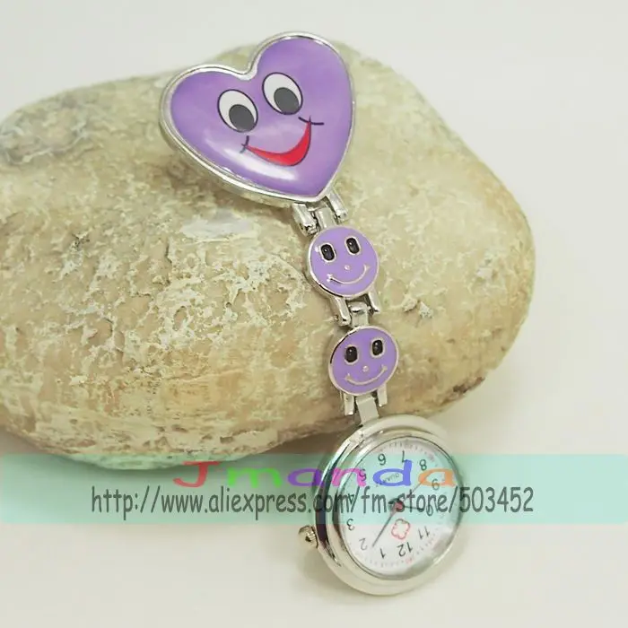 Классические часы с милым улыбающимся лицом медсестры персиковые сердечки