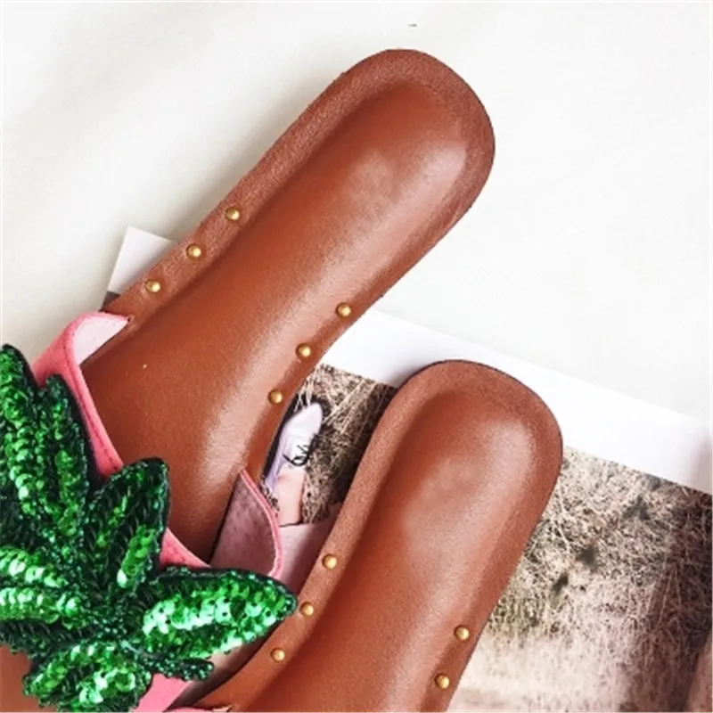 Женские шлепанцы из натуральной кожи с открытым носком украшенные заклепками на