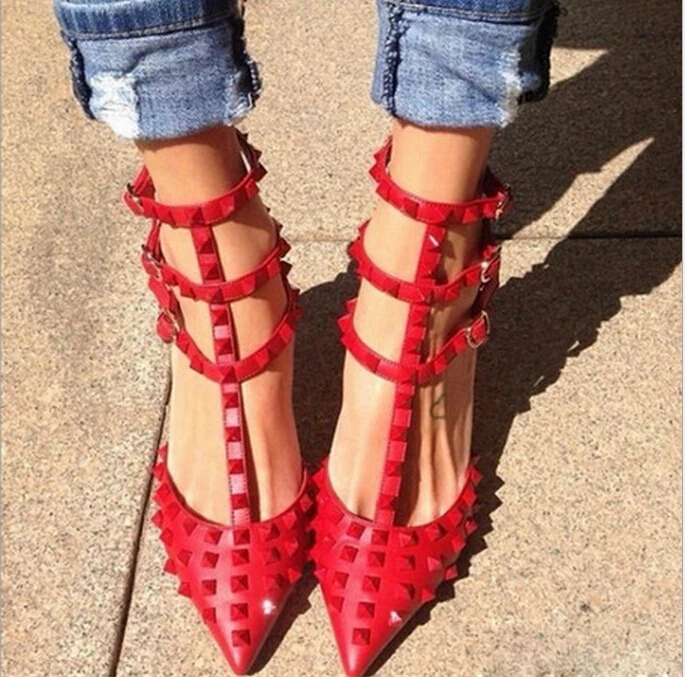 Красивые женские босоножки с заклепками в британском стиле на высоком каблуке