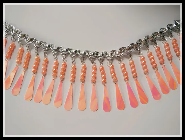 Розовая кружевная отделка бисером и кисточками украшенная пайетками лента с