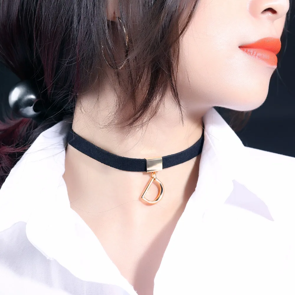 Новогодняя цепочка с подвеской в виде треугольника серебряного цвета|choker