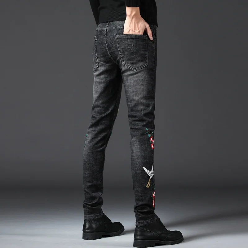 Мужские джинсы с вышивкой и красным краном Стрейчевые узкие брюки-карандаш