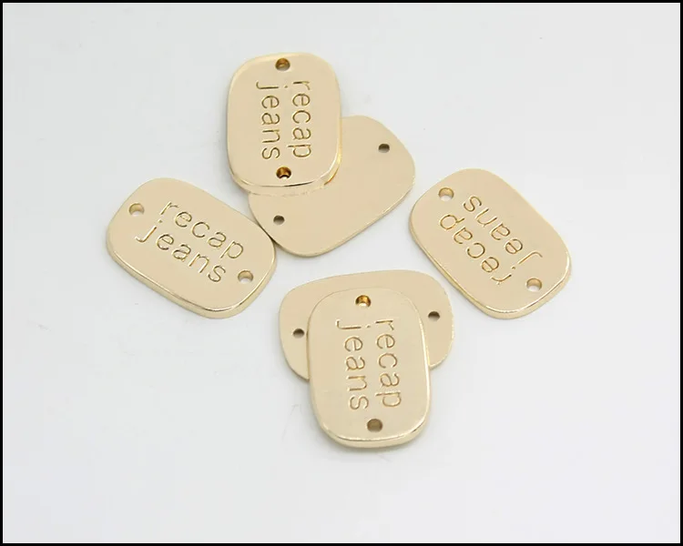 Пользовательские тисненые слова 2 отверстия металлическая этикетка для джинсов