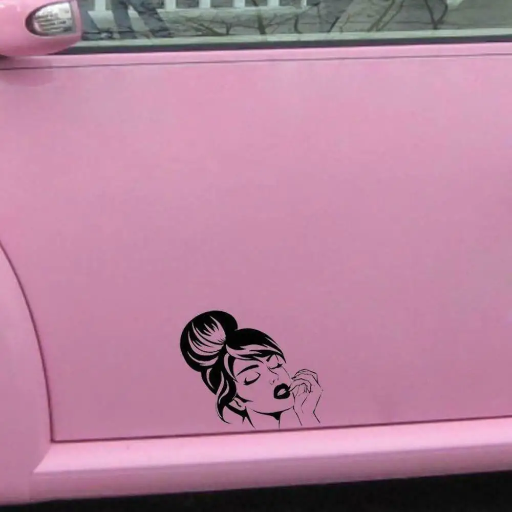 Сексуальная красивая девушка уход за кожей лица прическа окна автомобиля бампер