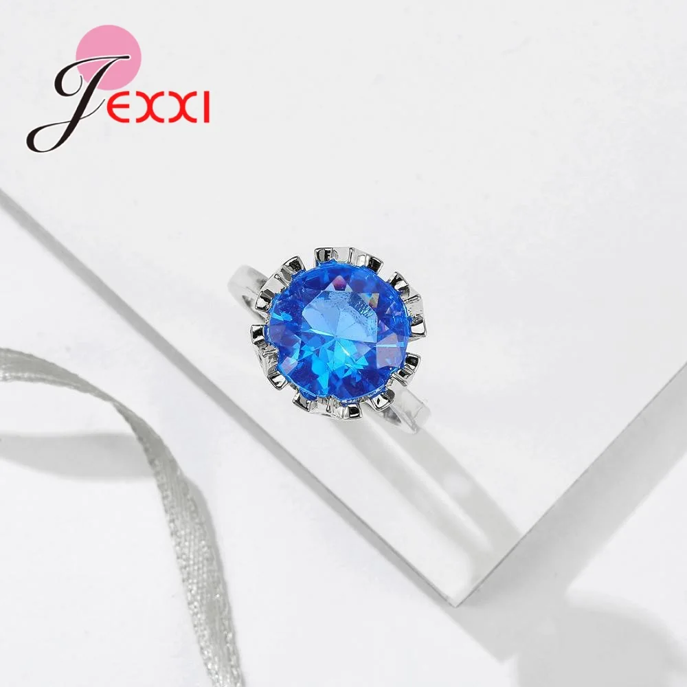 Женское кольцо из серебра 925 пробы с синим камнем