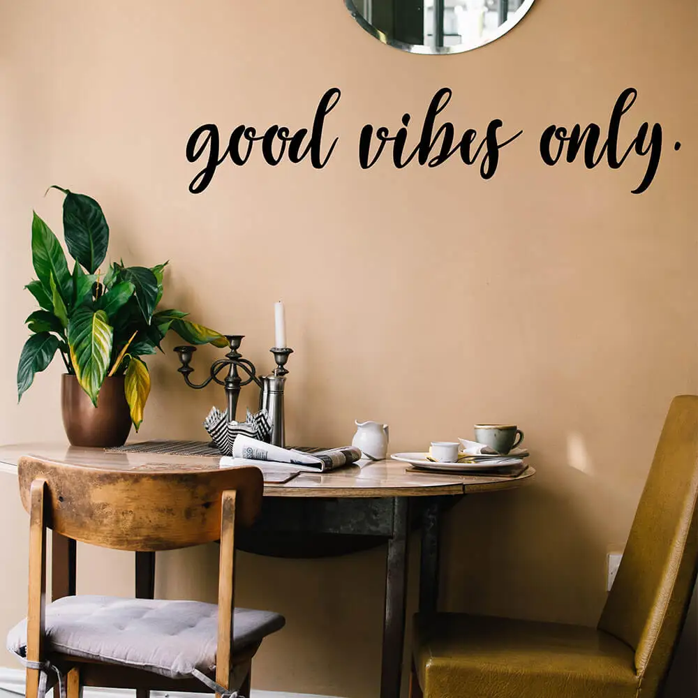Виниловая наклейка на стену с надписью Good Vibes Only | Дом и сад