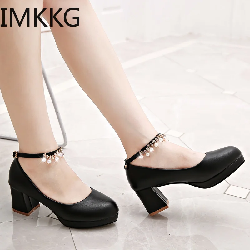 Белые женские свадебные туфли украшенные кристаллами с ремешком на щиколотке