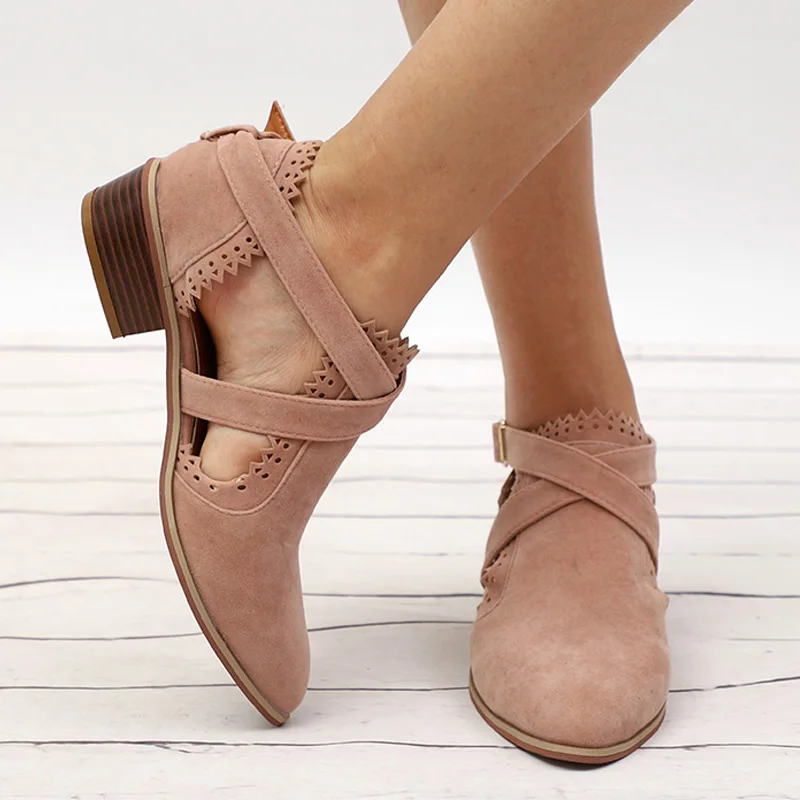 Женские полусапожки гладиаторы на толстом низком каблуке с лазерной гравировкой