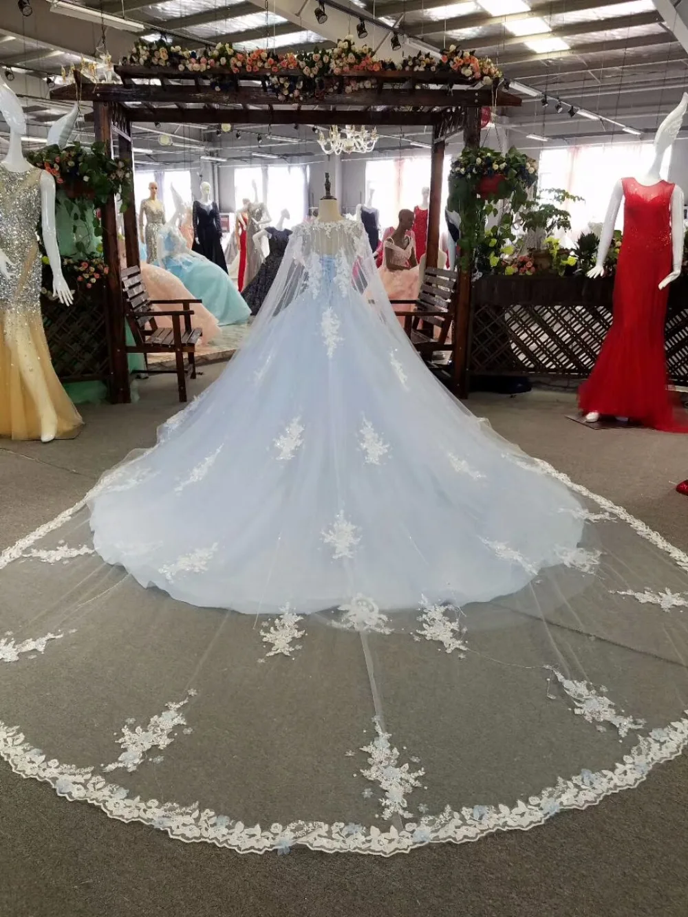 Бальное платье с объемным цветком украшенное бусинами роскошное бальное со