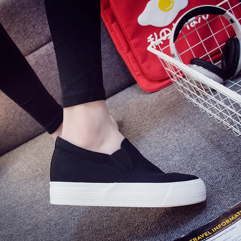 Новая весенняя обувь для тенниса женская на шнурках белого цвета из