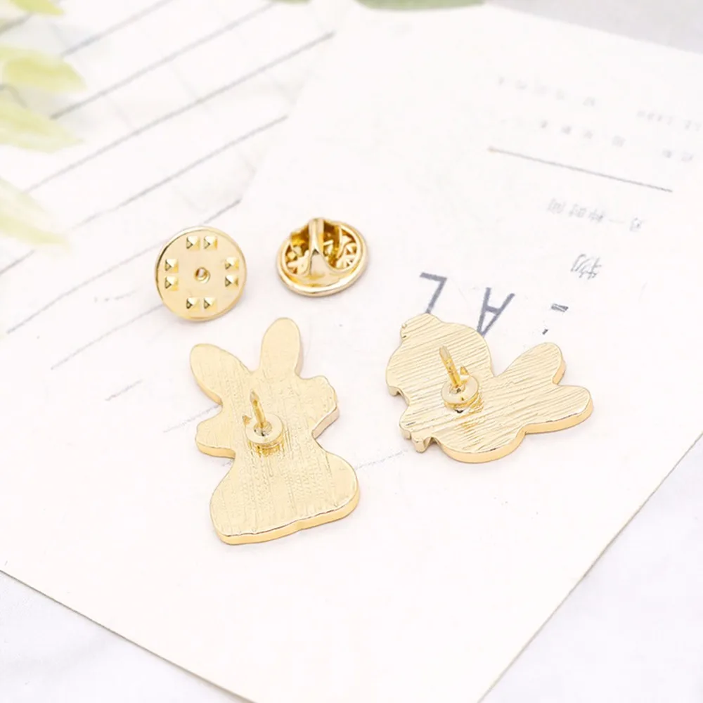Милый белый кролик Золотая брошь Kawaii мультяшная Пряжка Pin эмали сплава нагрудный