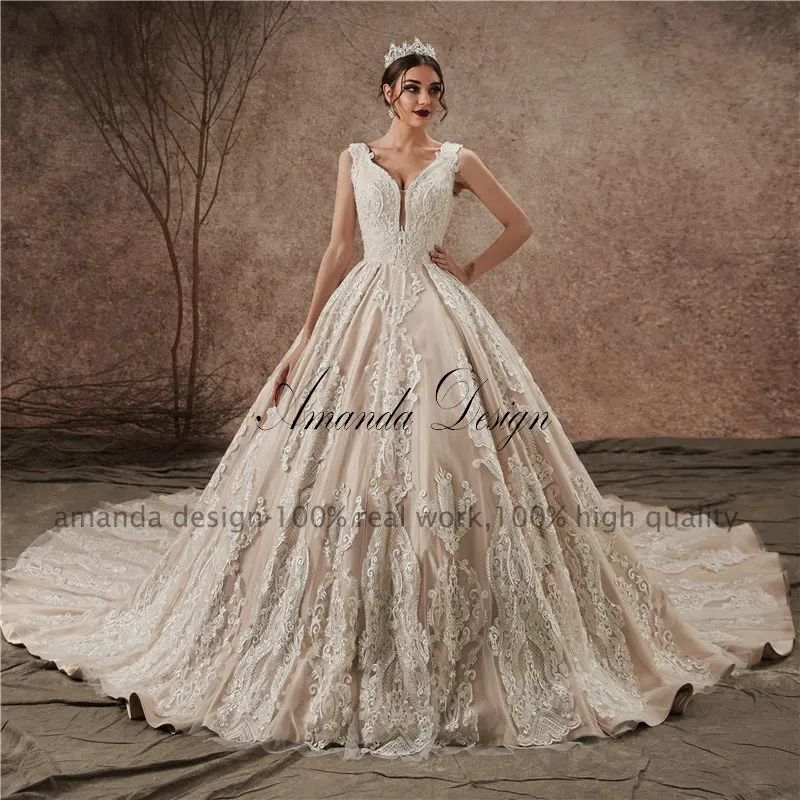 Свадебное платье цвета шампанского с кружевной аппликацией и рукавами