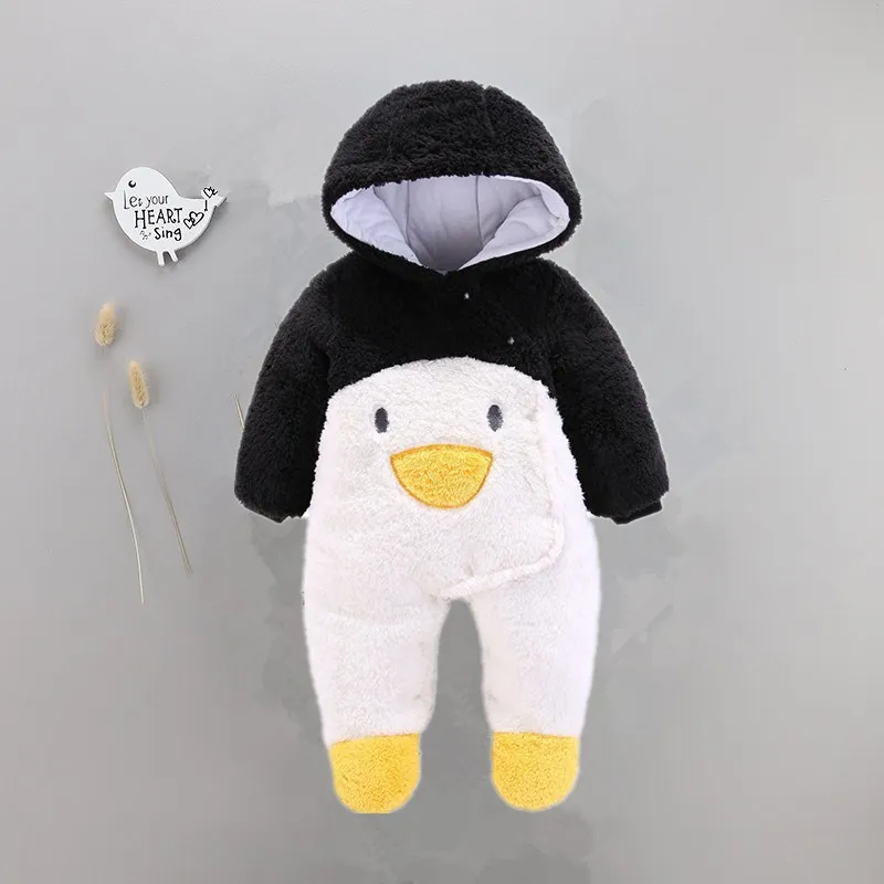 black penguin Осень-зима детская с наполнителем комбинезон из флиса кораллового цвета для маленьких мальчиков и девочек с капюшоном комбинезон с пинетками; на пуговицах для маленьких детей с изображением героев мультфильмов, хлопковое пальто - Цвет: black penguin