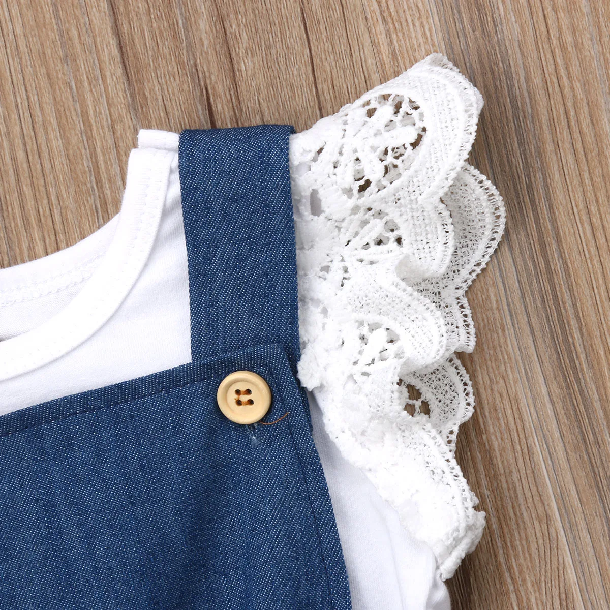 Кружевная футболка с оборками на рукавах и комбинезон открытой спиной | Мать