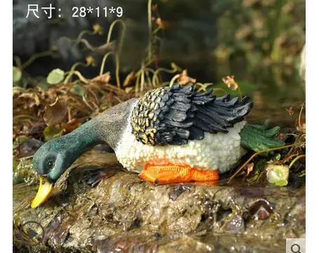 Животные питьем воды утка в саду пруд сад бассейн каменистых рыбок из смолы