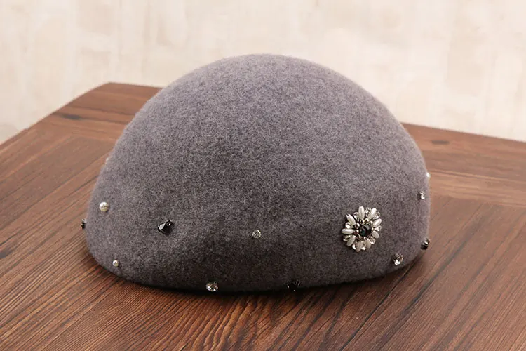 Леди Fedoras шерстяные шапки Девушки шерстяной досуг шапка осень и зима ручной работы жемчужные бриллианты шерстяной артист берет Кепка с уткой B-8923