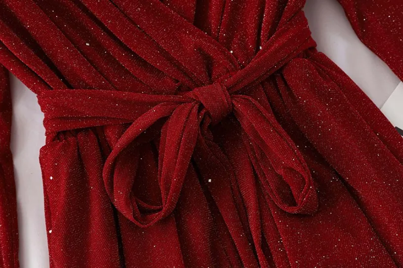 Женское вечернее платье блестящее с поясом и треугольным вырезом на осень