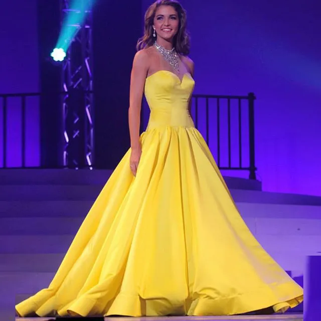 Элегантное желтое бальное платье для выпускного вечера с открытыми плечами